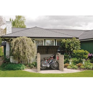 Keter Aufbewahrungsbox Store It Out Ultra, beige/braun, mit Fahrrädern im Garten.