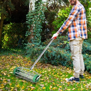 Outsunny Rasenlüfter in Silber mit Mann im Garten. Hand-Rasenmäher zur Rasenpflege.