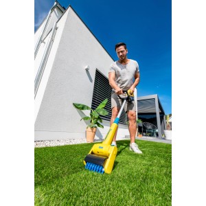 Gloria Kunstrasenbürste im Einsatz: Grashalme aufrichtend für gepflegten Kunstrasen.