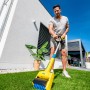 Gloria Kunstrasenbürste im Einsatz: Grashalme aufrichtend für gepflegten Kunstrasen.