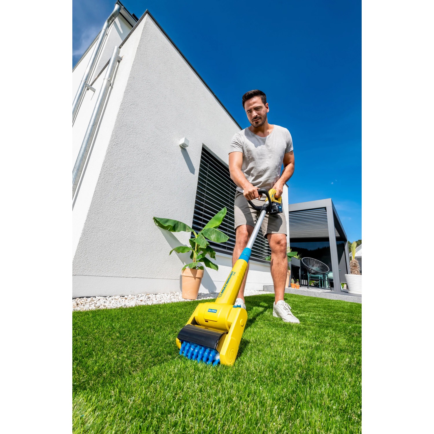 Gloria Kunstrasenbürste im Einsatz: Grashalme aufrichtend für gepflegten Kunstrasen.