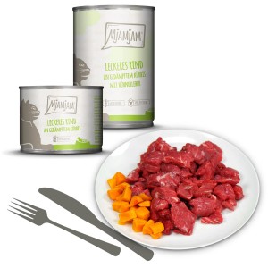 Mjamjam Katzen-Nassfutter Leckeres Rind mit Kürbis und Hühnerleber, Dosen und Teller mit Futter.