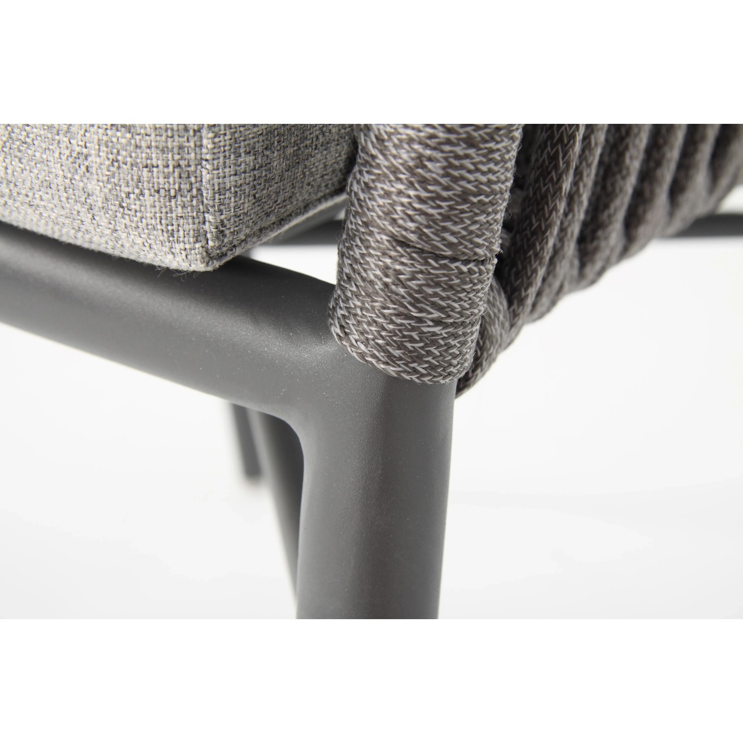 Detailaufnahme: Acamp Manhattan Armsessel, anthrazitfarbenes Gestell, graues Kissen, Polyesterschnüre.