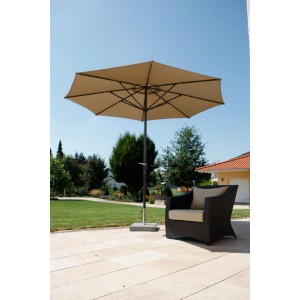Schneider Marktschirm Korsika, Ø 320 cm, Natur, mit Kurbel, auf Terrasse mit Sessel.