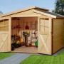 Offenes, lasiertes Weka Holz-Gartenhaus mit Pultdach und Gartengeräten im Innenraum.