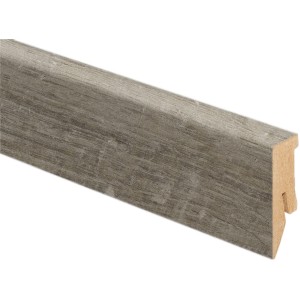 Sockelleiste Kiefer Multistripe Barn, 50x18x2600 mm, zur Wandbefestigung.