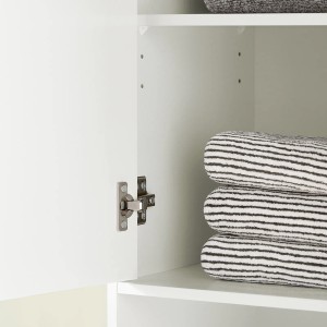 Detailaufnahme: Weißer SoBuy Hochschrank (BZR80-W) mit geöffneter Tür und Handtüchern im Regal.