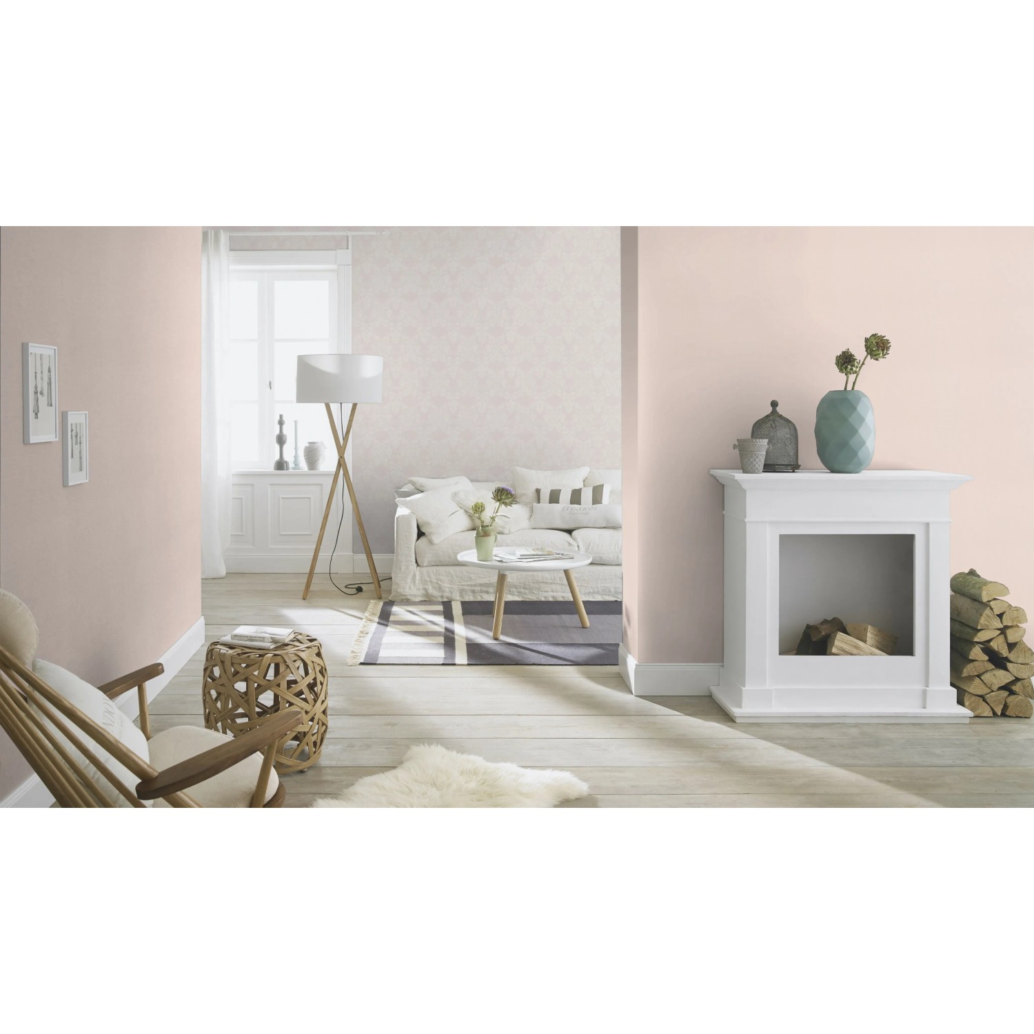Wohnraum mit Rasch Vliestapete Tapetenwechsel II 523157, Uni Glitzer Rosa, für eine elegante Wandgestaltung.