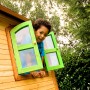 Kind im Fenster des braun-grünen Axi Sarah Spielhauses mit grüner Rutsche.