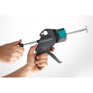 Wolfcraft Kartuschenpresse MG 300 für 310 ml Kartuschen in Aktion.