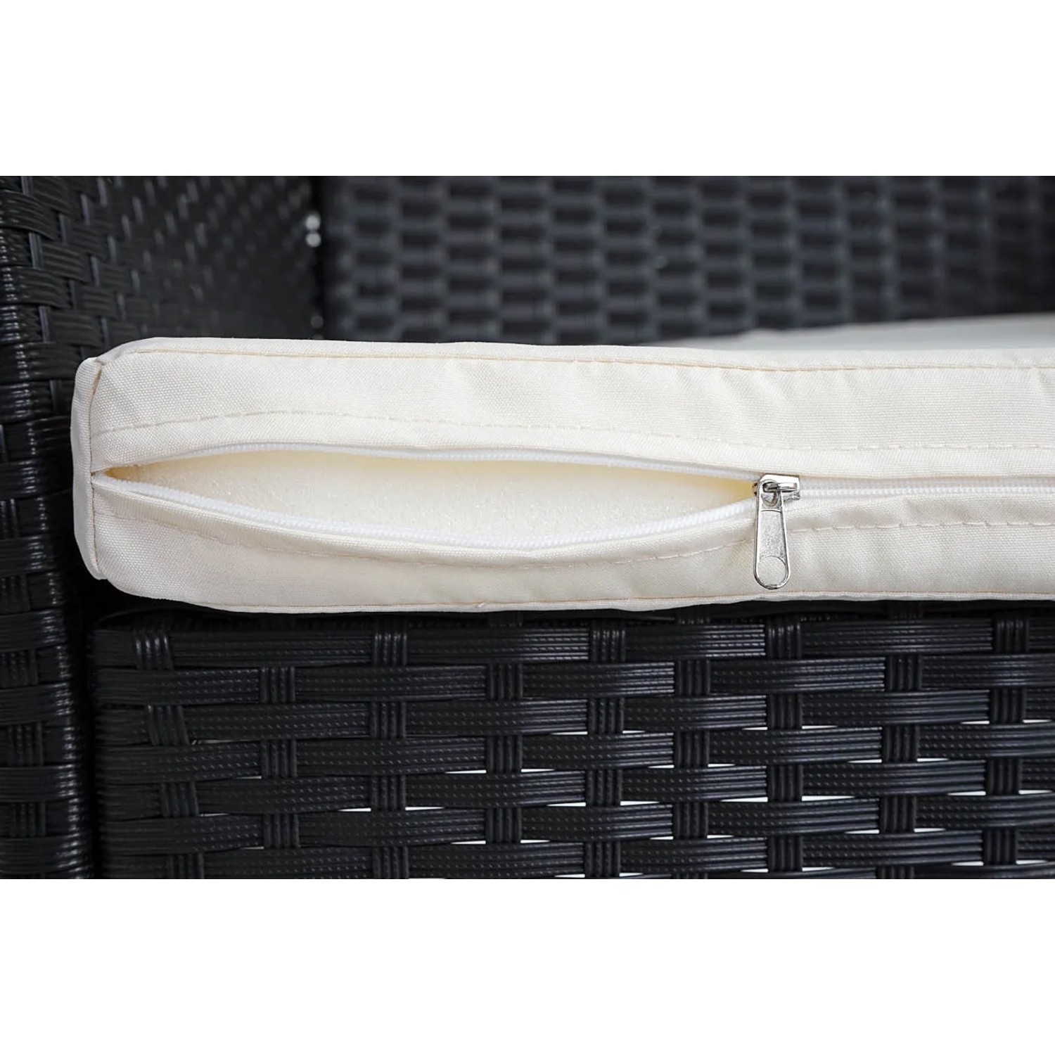 Detailaufnahme: Anthrazitfarbener Poly-Rattan Sessel Halden mit cremefarbenem Kissen und Reißverschluss.