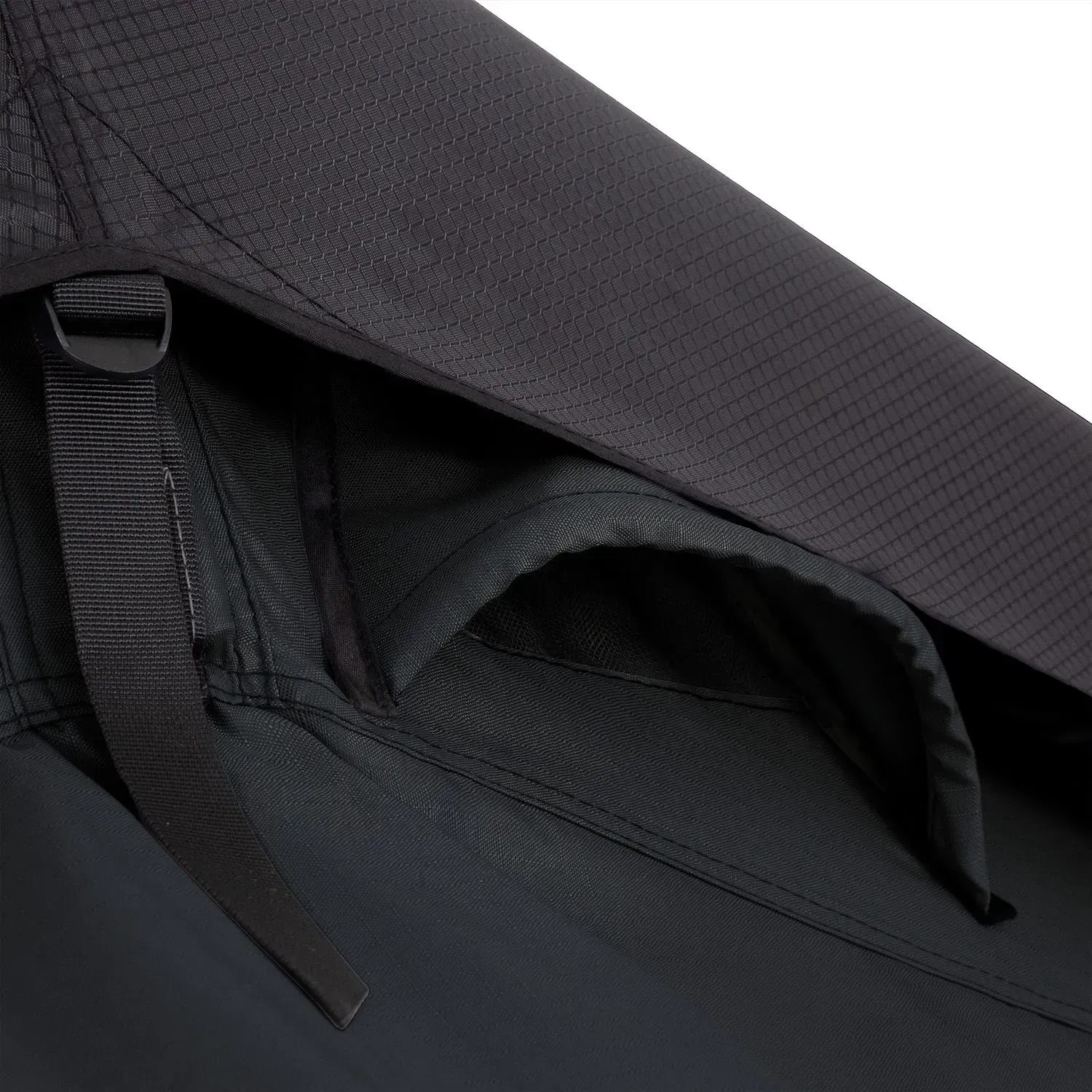 Detailaufnahme: Schwarzes Juskys Autodachzelt Lago (140x240 cm) mit Befestigungsgurt und Textiloberfläche.