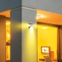 Moderne LED Solar-Wandleuchte Butterfly, 220lm, mit Bewegungssensor, an Hauswand.