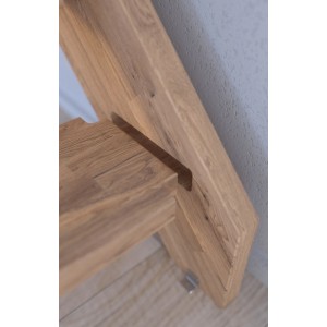Detailaufnahme: StarWood Treppe Rhodos Eiche, gerade, mit Holz-Edelstahl-Geländer.