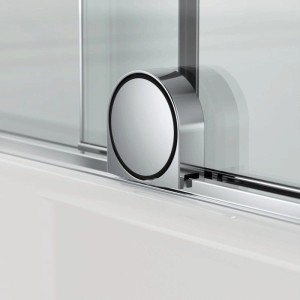 Detail der Badewannenabtrennung: Glänzende Chrom-Schiebetürrolle auf Schiene mit klarem Glas. Modernes Badewannen-Zubehör.