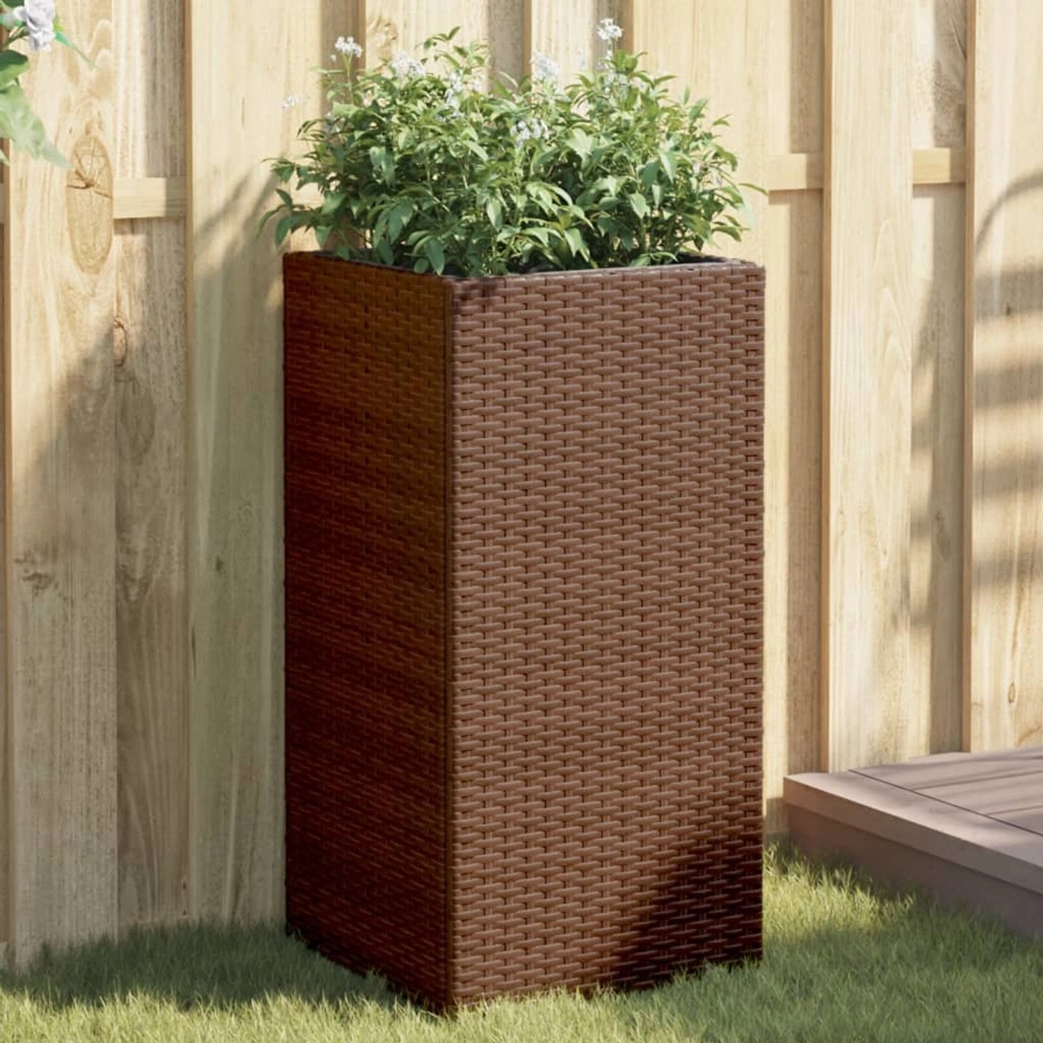 Brauner vidaXL Pflanzkübel (40x40x80 cm) aus Poly Rattan mit Pflanzen, geeignet für Garten und Terrasse.