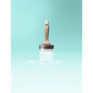 Pinsel mit "Frozen" Farbeffekt vor passendem Hintergrund. Schöner Wohnen Trendfarbe.