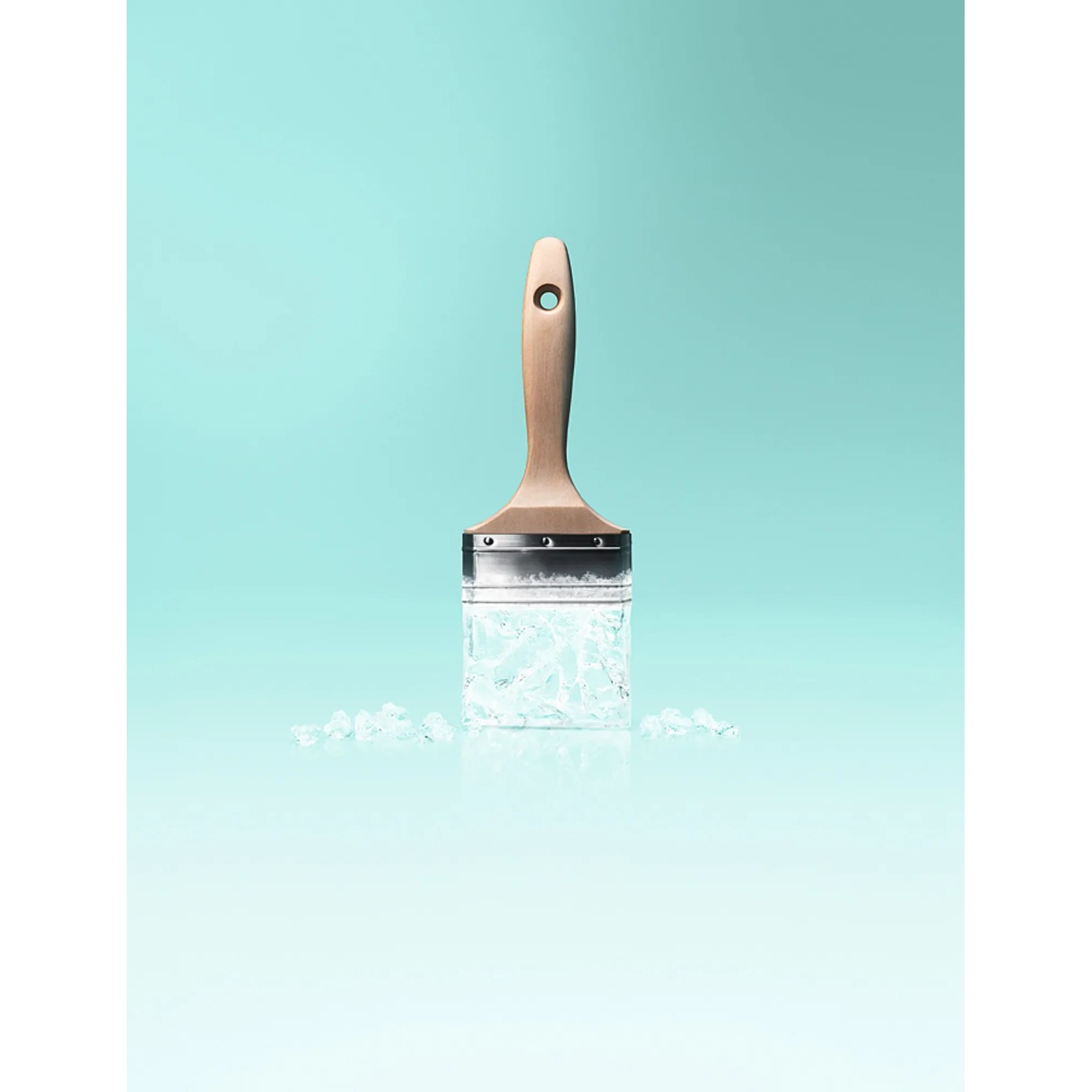 Pinsel mit "Frozen" Farbeffekt vor passendem Hintergrund. Schöner Wohnen Trendfarbe.