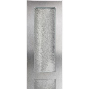 Detailansicht: Weiße Kunststoff-Haustür mit Glaseinsatz und Edelstahlapplikationen.