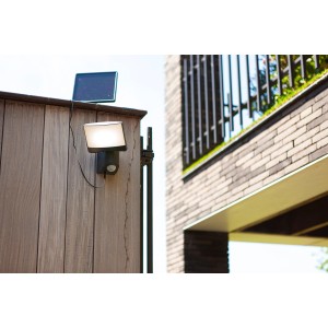 Anthrazitfarbene Lutec LED Solar-Wandleuchte Sunshine mit Bewegungssensor und separatem Solarmodul.