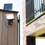 Anthrazitfarbene Lutec LED Solar-Wandleuchte Sunshine mit Bewegungssensor und separatem Solarmodul.