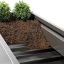 Biohort Zwischenboden im Metall-Hochbeet, teilweise mit Erde und Pflanzen befüllt.