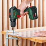 Bosch Akku-Bohrschrauber UniversalDrill 18V-60 beim Bohren in Kunststoffplatte.
