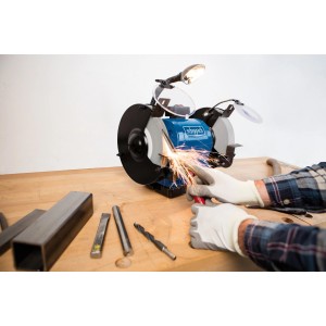 Scheppach Doppelschleifer BG 200 in Aktion mit Funkenflug beim Werkzeugschleifen.