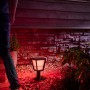Philips Hue Econic LED-Sockelleuchte im Garten, farbig beleuchtet.