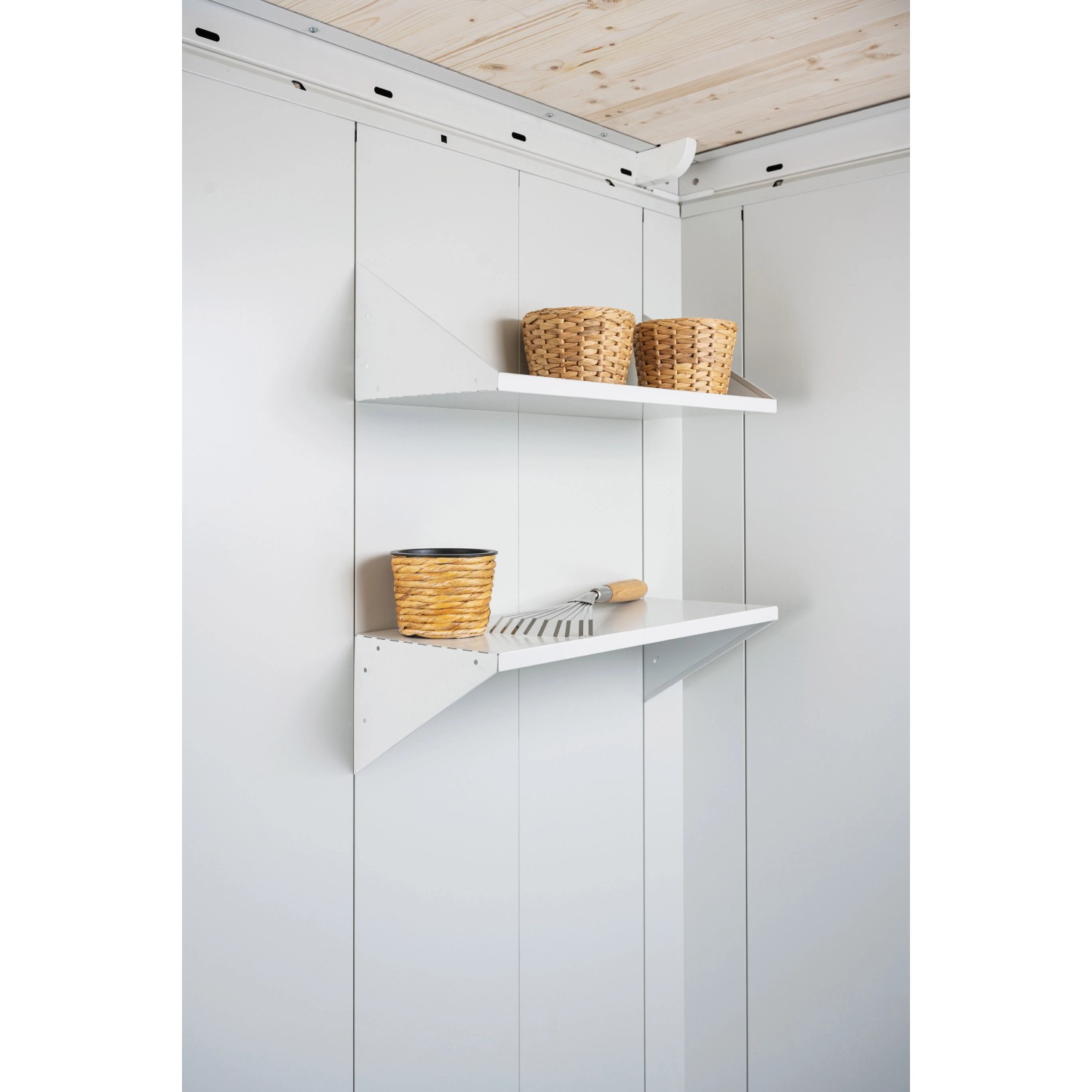Innenansicht Biohort Gerätehaus Neo 2B mit zwei weißen Regalen an grauer Metallwand für optimale Aufbewahrung.
