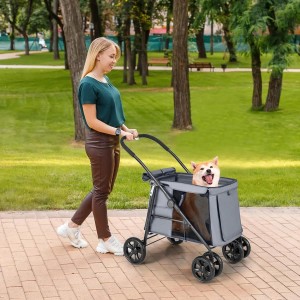Grauer Costway Hundebuggy, klappbar bis 40 kg, mit Hund im Park.