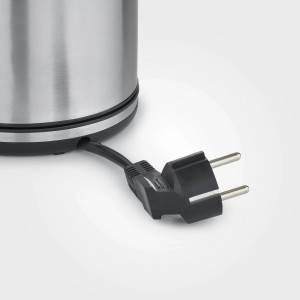 Detailaufnahme des Steckers vom Severin Wasserkocher WK 3489 aus Edelstahl.