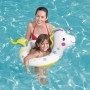 Mädchen mit Mutter im Pool mit Bestway Schwimmring im Tierdesign (Einhorn).