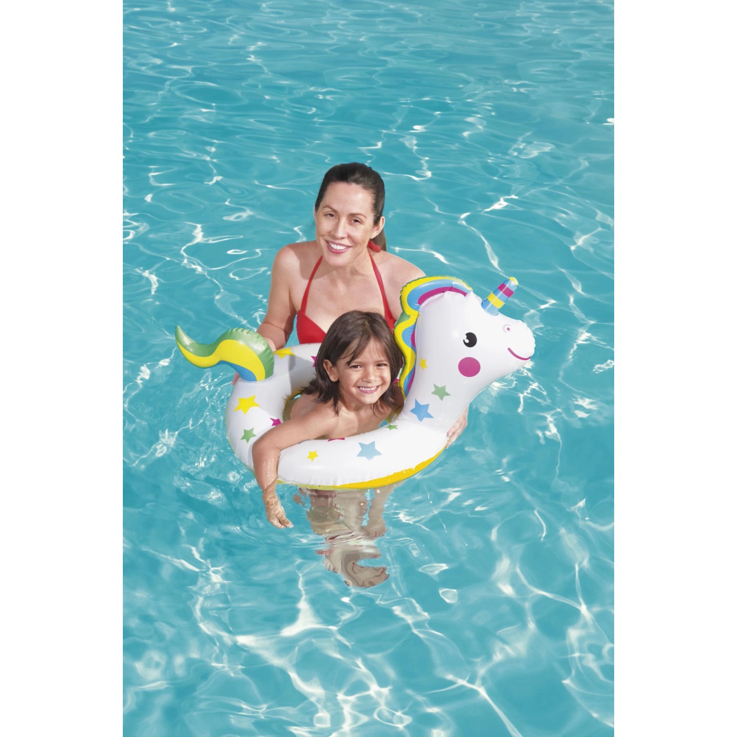 Mädchen mit Mutter im Pool mit Bestway Schwimmring im Tierdesign (Einhorn).