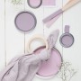 Little Dutch Wandfarbe Pure Mauve, matte Malve im Farbtopf mit Stofftier und Malwerkzeug.