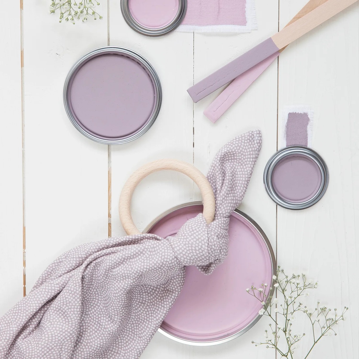 Little Dutch Wandfarbe Pure Mauve, matte Malve im Farbtopf mit Stofftier und Malwerkzeug.