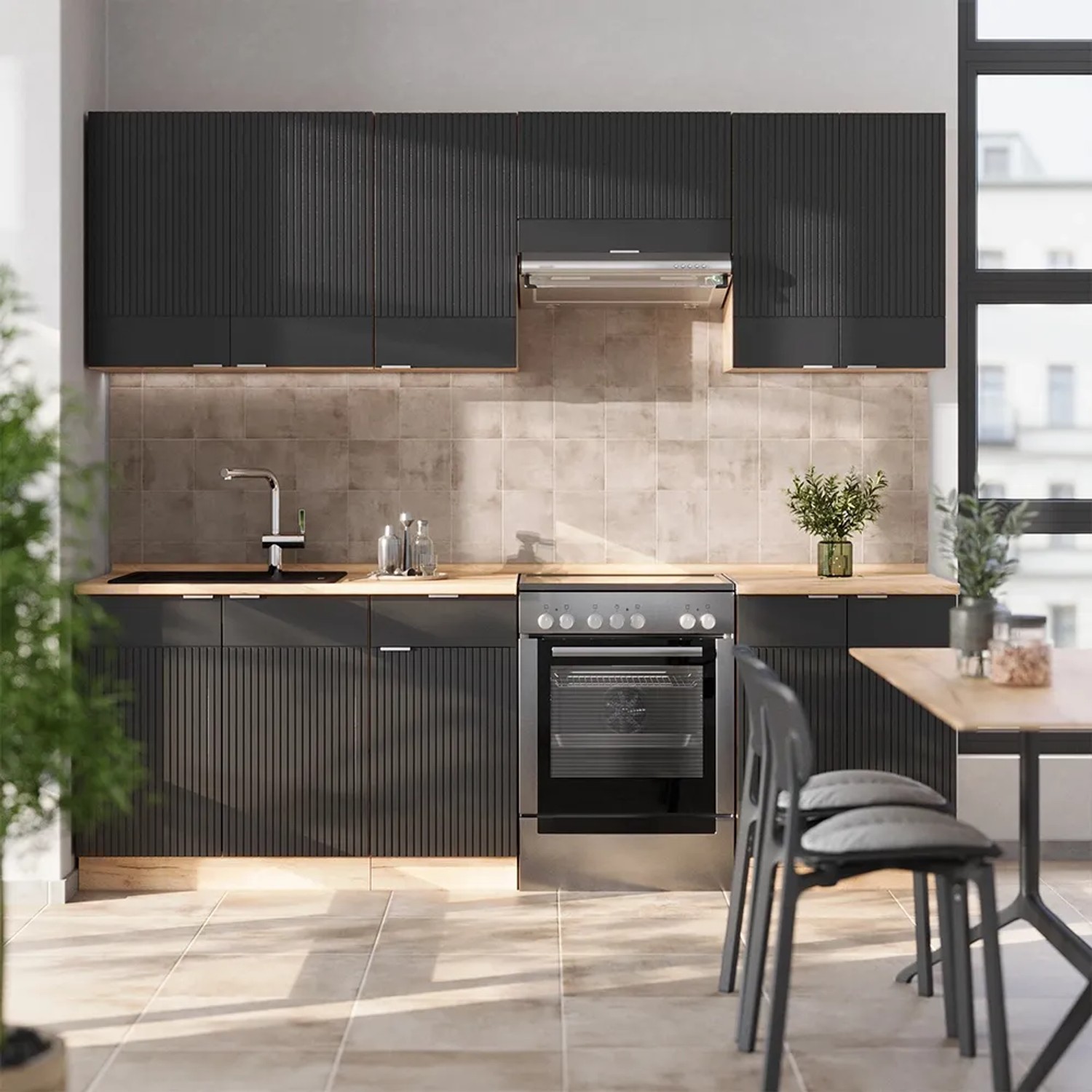Moderne Komplettküche in Schwarz gestreift und Eiche Dekor mit Marmor Arbeitsplatte, 240 cm breit.