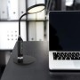 Schwarze LED-Tischleuchte Fruggy mit Flexarm und Touchdimmer auf Schreibtisch.
