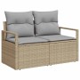 Beiges 2-Sitzer Gartensofa aus Polyrattan mit grauen Kissen, Teil eines modularen Gartenmöbel Sets.