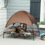 PawHut Hundebett mit Baldachin, erhöht, braun, ideal für Outdoor. Hund liegt entspannt im Schatten.