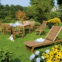 Gartenmöbel-Set aus Holz mit Klappsessel Chelsea und verstellbarer Rückenlehne auf einer grünen Wiese.