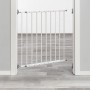 Weißes Schraubgitter Simple-Lock als Türschutzgitter im Durchgang montiert.
