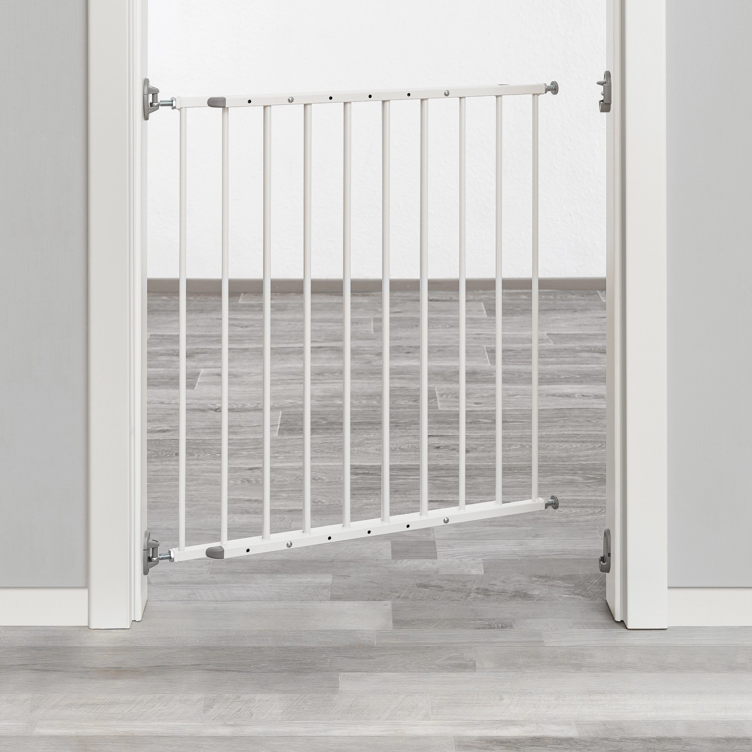 Weißes Schraubgitter Simple-Lock als Türschutzgitter im Durchgang montiert.
