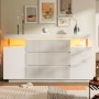 Weißes Merax Sideboard mit LED-Beleuchtung, 150 cm breit, Riffelfronten, 6 Schubladen und 2 Schränken.