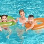 Kinder mit Bestway Schwimmringen im Pool: Grüner und oranger Schwimmreifen für Badespaß.