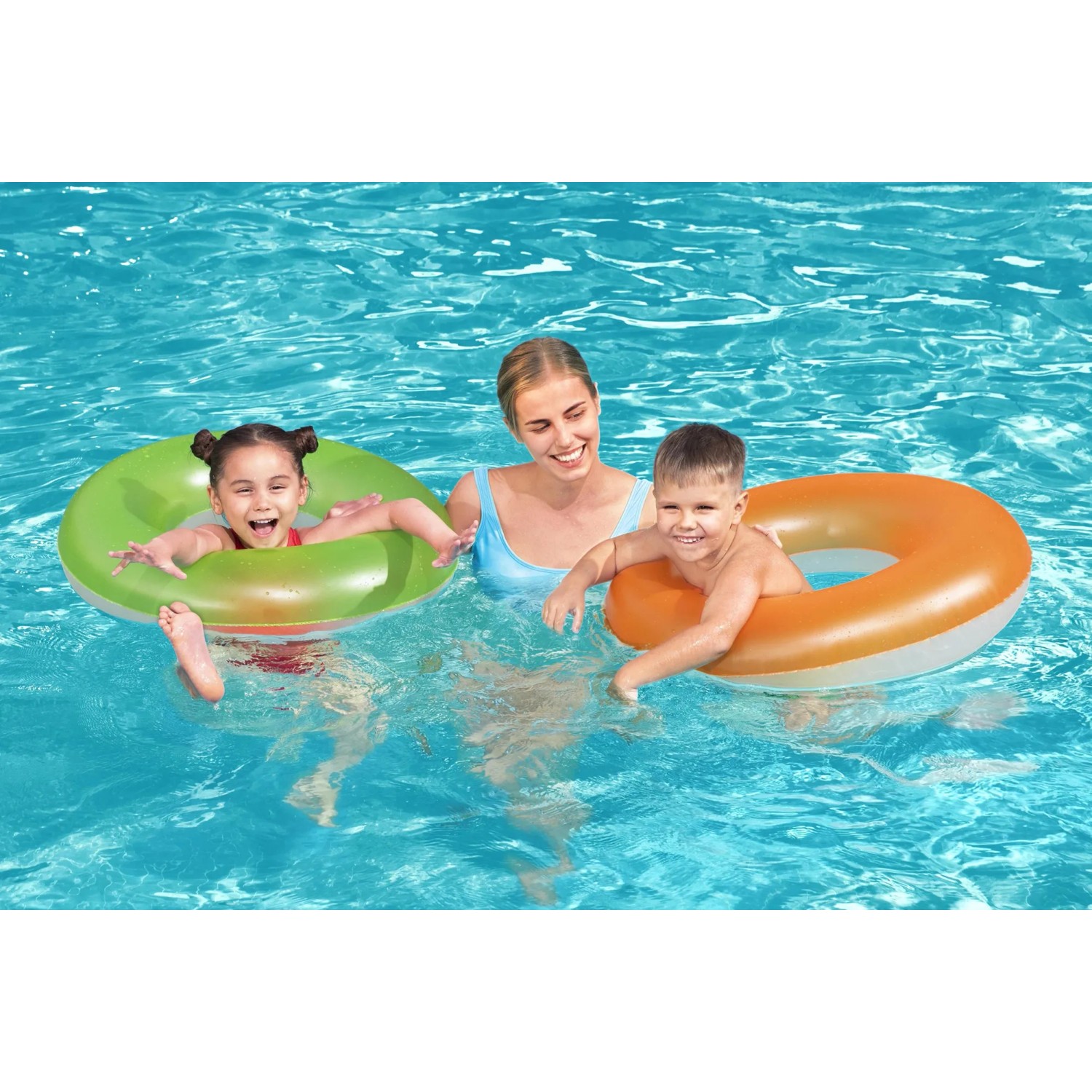 Kinder mit Bestway Schwimmringen im Pool: Grüner und oranger Schwimmreifen für Badespaß.