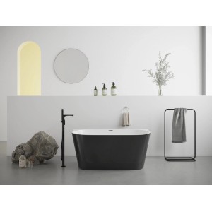 Schwarze, freistehende Badewanne Divina 180 cm in modernem Badezimmer mit schwarzer Armatur und Handtuchhalter.