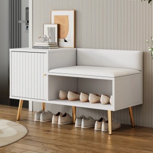 Weiße Schuhbank mit gepolsterter Sitzfläche, Stauraumfach und Schrank. Goldfarbene Metallbeine, ideal für Flur & Eingangsbereich.