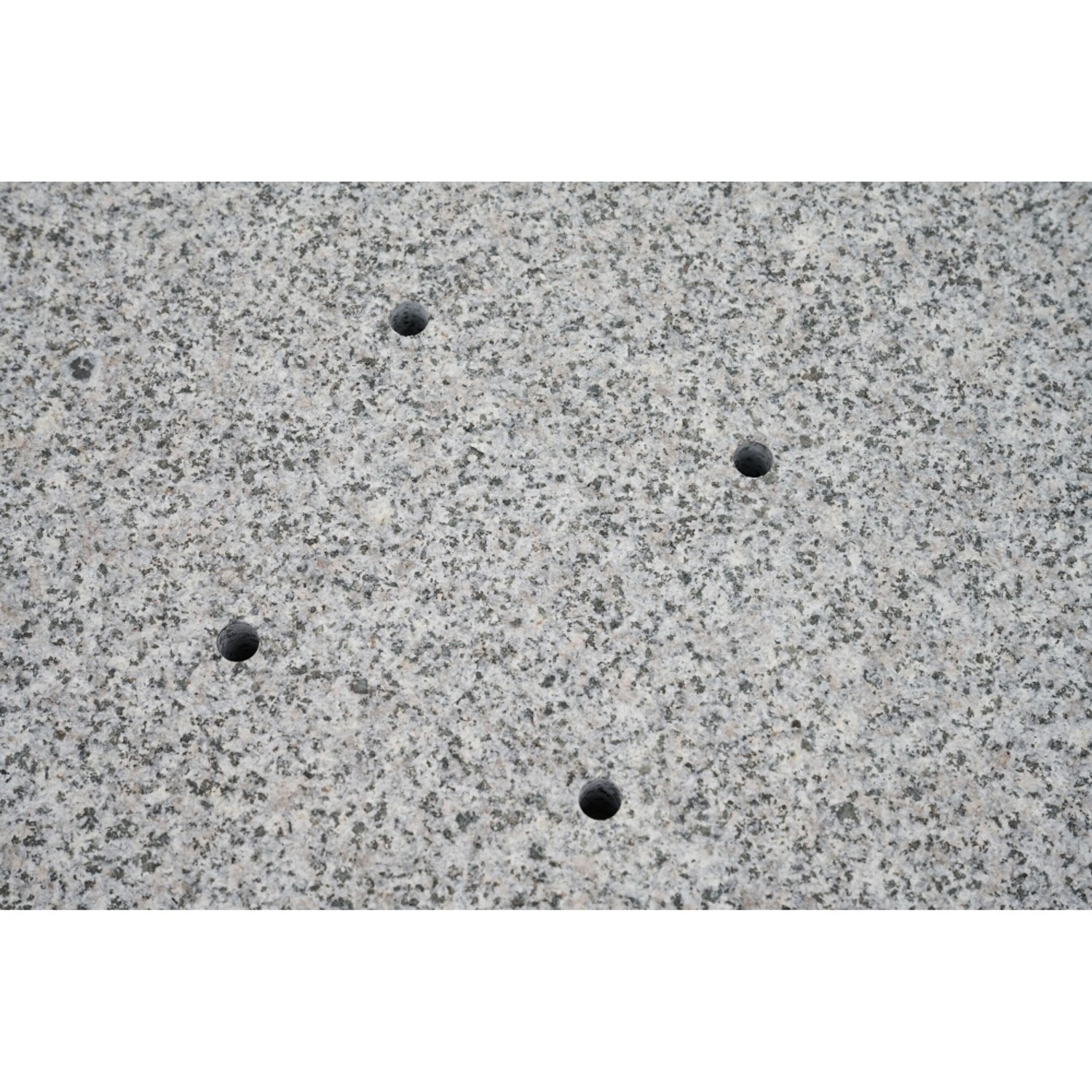 Grauer Siena Garden Granit Schirmständer Ennio 80x80 cm mit Rollen und vier Löchern.