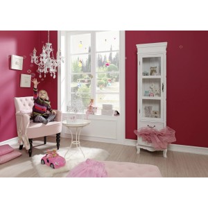 Kinderzimmer mit Komar Fenstersticker Princess, Mädchen am Fenster mit Prinzessinnen Motiven.